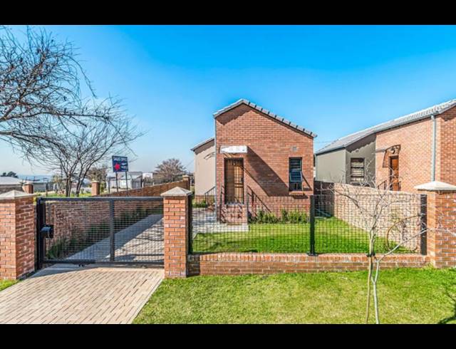 2 BEDROOM HOUSE FOR SALE IN SOUTH HILLS